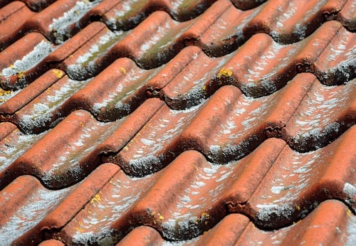 Dachsteine aus Beton - geeignet für eine Dachreinigung
