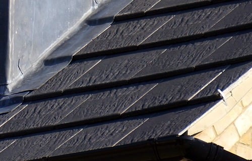 Kunstschieferdach - geeignet für eine Dachreinigung