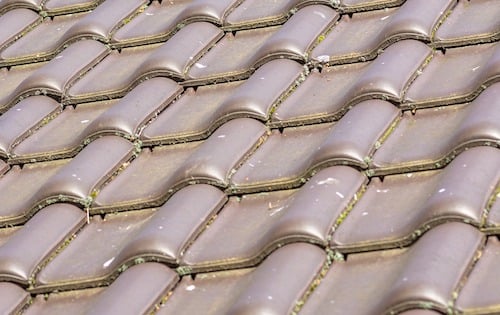 Klassische Dachziegel aus Ton - geeignet für eine Dachreinigung